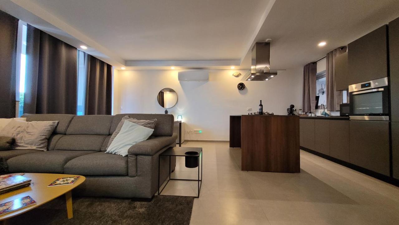 Stylish - Modern - Large Terrace - 2 Bed - 200 M From Sea - Fully Air Con Apartment St. Paul's Bay Ngoại thất bức ảnh